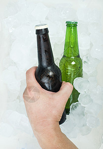 气泡饮绿色啤酒瓶冷却器酒吧气泡玻璃立方体液体饮料酒精水滴瓶子背景