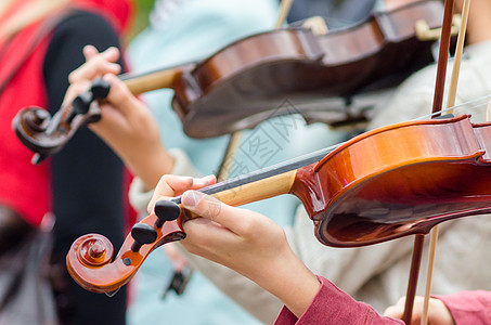 一个街舞音乐家女孩的手 与小提琴紧闭街道音乐家女孩城市手指音乐会小提琴手小提琴家女性图片