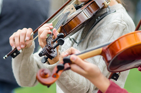 一个街舞音乐家女孩的手 与小提琴紧闭女性小提琴手街道音乐会城市手指小提琴家音乐家女孩图片