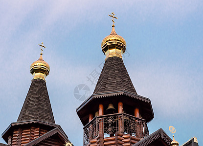 现代东正教基督教会的木制建筑圆顶楼盖库存寺庙木屋神社木材神殿避难所金子日志教堂背景图片