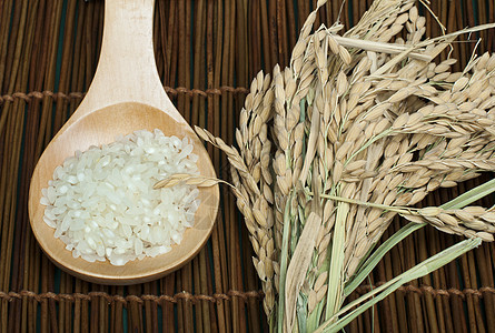 以木勺制成的稻谷秃顶营养美食勺子种子粮食蔬菜文化饮食烹饪香米图片