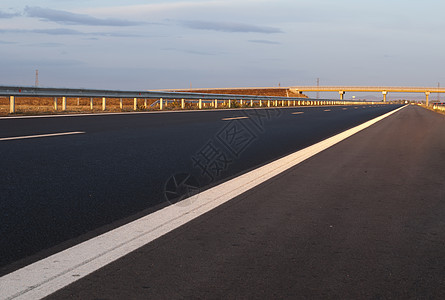 品牌新高速公路灰色小路假期地平线公路倾斜天空运输晴天沥青图片