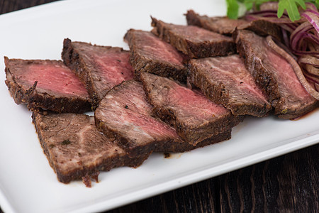 切肉板牛扒营养烧烤熟食牛肉蔬菜火腿熏制香肠屠夫图片