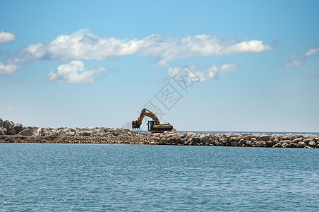 挖土机造石块洪水蓝色预防建筑安全岩石建筑学天空海岸线石头图片