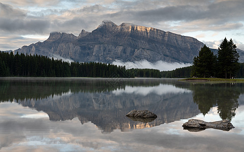 班夫纳Banff Na 清晨心情好的云德山和两杰克湖风景目的地城市旅游岩石水池首脑环境顶峰山脉图片