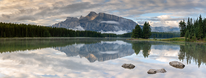 班夫纳Banff Na 清晨心情好的云德山和两杰克湖山脉城市首脑爬坡天空全景环境旅游森林水池图片