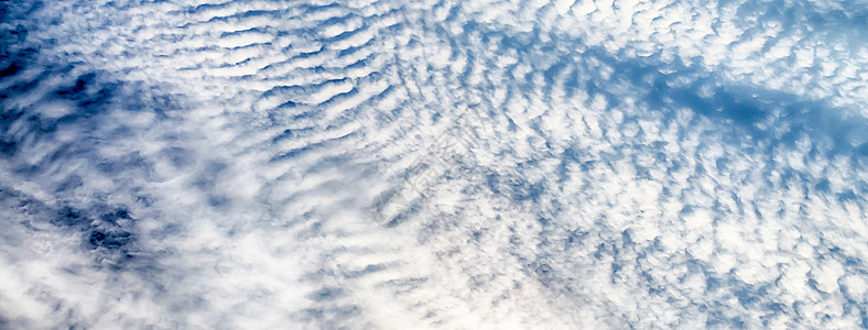 一品天作蓝天条纹云纹理可用作背景气象云景阳光天蓝色气氛晴天天空蓝色云雾天气背景