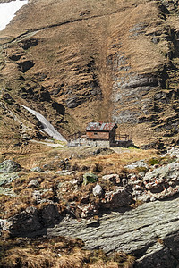 山中的房子山坡远足旅游石头爬坡外观风景自然环境旅行高地背景图片