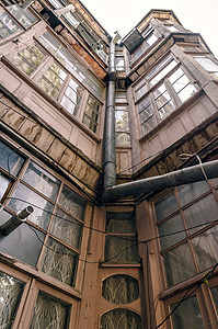格鲁吉亚的旧高楼建筑邻居曲线植物管道金属玻璃街道绳索电缆图片