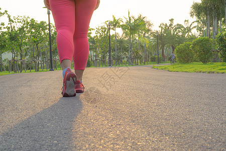远方路近身鞋 女腿在公园慢跑和走路运动员跑步女士慢跑者运动娱乐训练赛跑者耐力行动背景