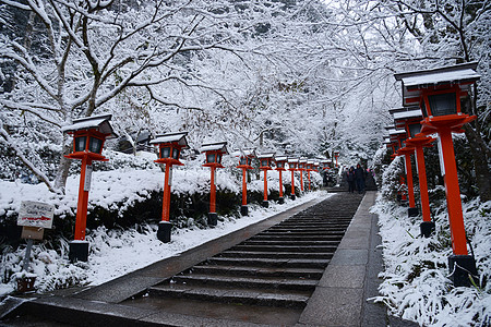 Kifune神庙冬季红色地标建筑学游客旅行旅游宗教木头神社森林图片