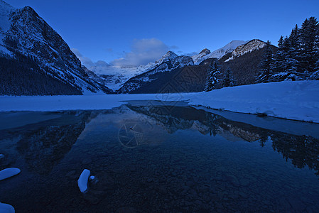 湖湖曲水冬季仙境曲棍球假期雪鞋国家森林旅行公园天空风景图片