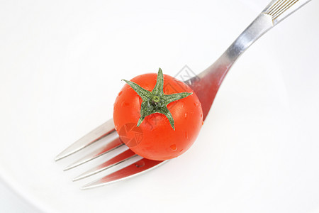 叉子上方的樱桃番茄图片