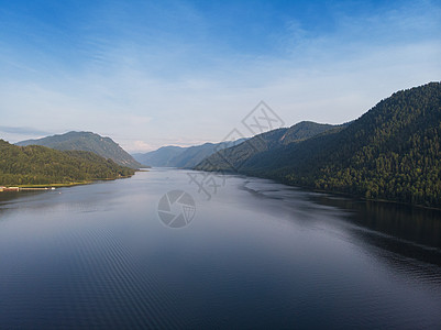 Altai山Teletskoye湖空中观视场景全景太阳鸟瞰图爬坡天线旅行森林海岸阳光图片