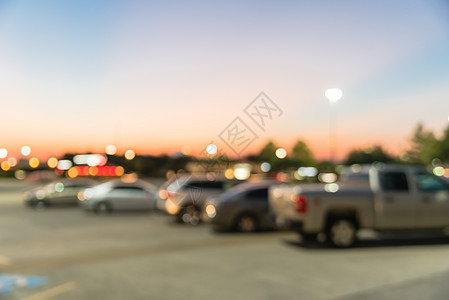 明日夕阳在得克萨斯州休斯敦市购物中心停车场经济沥青零售建筑品牌市场车辆店面店铺日落图片