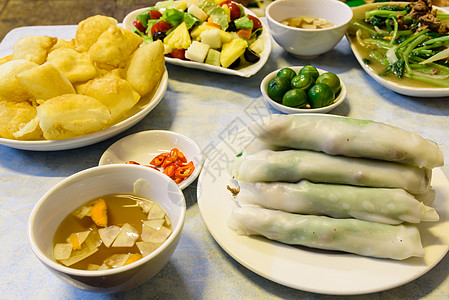 在越南河内 新鲜和深炸面卷加上一碗鱼酱酱油酸橙小吃美食盘子食谱饮食餐厅沙拉蔬菜背景图片