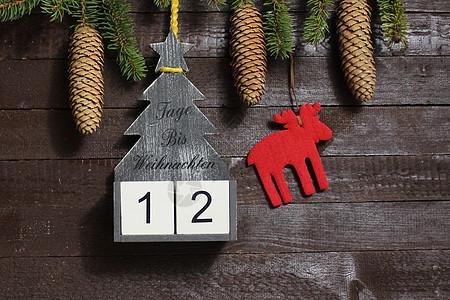 圣诞节倒计时 文本天数直到圣诞节木板日历数字杉枝装饰木头倒数冬令枝条时候图片
