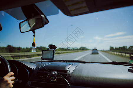 蓝色的天 云彩模糊男性运输运动控制玻璃男人司机交通手指速度图片