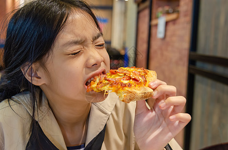 亚洲儿童吃比萨小吃女孩饮食幸福孩子餐厅食物女士喜悦图片