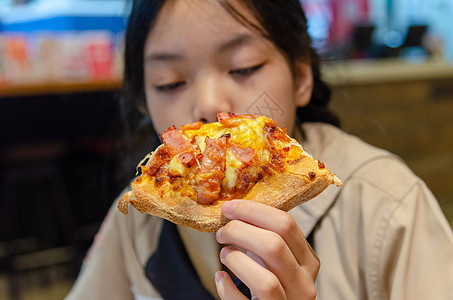 亚洲儿童吃比萨幸福小吃女孩女士饮食孩子食物喜悦餐厅图片