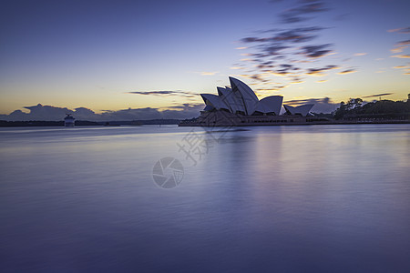 悉尼歌剧院是一座由多种文化组成的表演艺术中心 被确定为20世纪最有特色的建筑之一它是一个名为景观建筑学歌剧港口旅游房子城市日落天图片