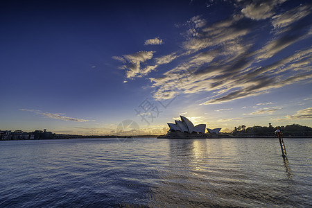 悉尼歌剧院是一座由多种文化组成的表演艺术中心 被确定为20世纪最有特色的建筑之一它是一个名为旅游天际歌剧景观天空地标建筑学城市港图片