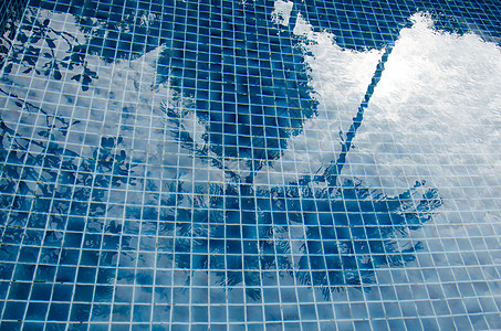 游泳池泳池闲暇游泳阳光假期温泉地面蓝色水池边缘图片