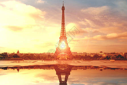 日落时在巴黎的埃菲尔铁塔图片