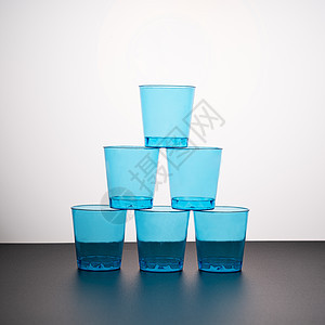 蓝色眼镜白色水晶窗户黑色玻璃健康饮料液体茶点反射图片