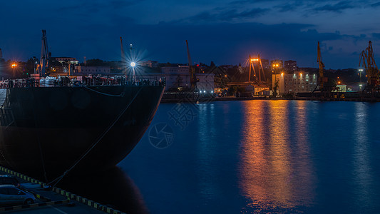 在乌克兰敖德萨海港的夜间港口舰队货运运输地标建筑船运工作建筑学反射图片