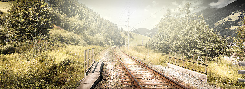 山区地貌的铁路火车栏杆运输森林旅行反射车站背景图片