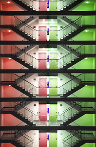 夜间的外部安全楼梯脚步栏杆楼梯间概念情况交换物物建筑房子背景图片