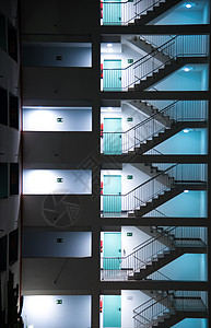 夜间的外部安全楼梯情况物物交换建筑概念房子脚步栏杆楼梯间背景图片