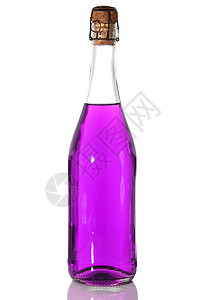 白色背景中含有紫色液体的瓶装酒花大麦软木美食啤酒食物瓶子玻璃图片