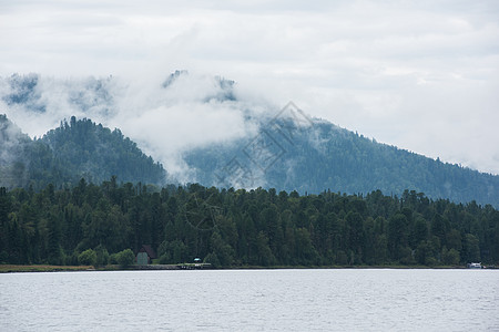 阿尔泰山区福吉特莱斯科耶湖松树薄雾全景环境涟漪卫生岩石爬坡地平线反射图片