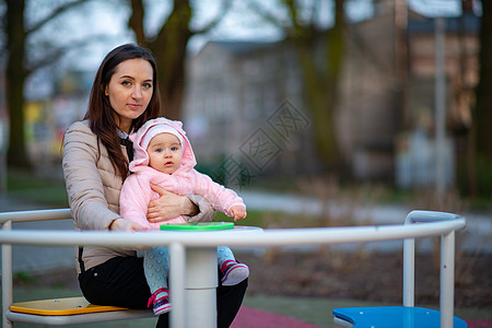 母亲和小女儿走着 玩着游乐游戏操场背景孙女童话童年婴儿孩子母性家庭祖母图片