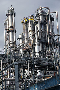 炼油厂对炼油厂的视图生产燃料汽油化学品植物精制概念烟囱筒仓工业图片