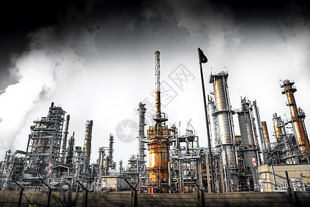炼油厂烟囱燃料精制溶剂黑色汽油化学品工厂石化概念图片