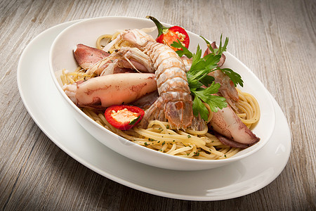 含有鱿鱼和虾的意大利面美食堂妹乌贼烹饪特产胡椒面条食谱午餐饮食图片