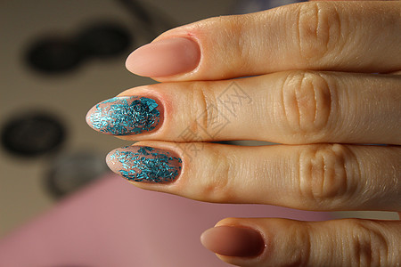 时装指甲设计修指甲手指女孩女士艺术凝胶蓝色美甲白色沙龙背景图片