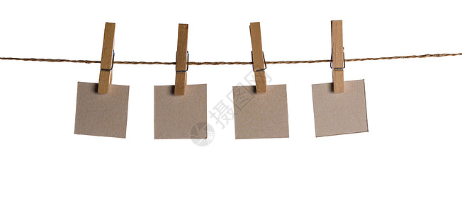 将一组空白便条保存在字符串分隔符上钉子木头衣绳细绳贴纸床单剪辑夹子正方形记事本图片
