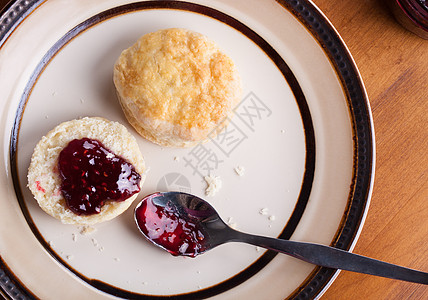 四点四杯茶的盘子里 自己自制的英语勺子午餐小麦焙烤小吃食品红色白色餐具麸质早餐图片