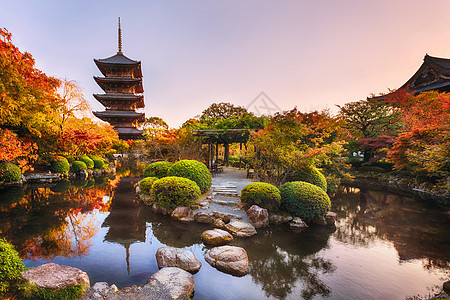 日本京都秋天花园 古老的木塔托吉寺庙图片