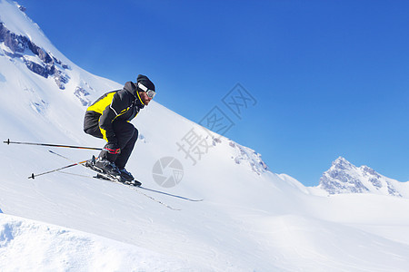 山上跳跃滑雪机滑雪者旅行激流运动乐趣男人回旋滑雪顶峰便车图片