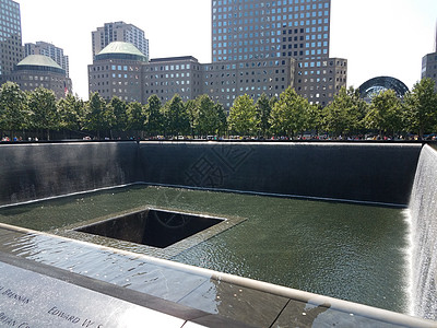 9月11日 有水和空洞的纪念碑公园城市纪念馆地标正方形图片