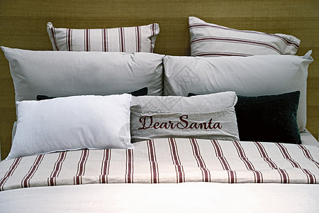 床铺和枕头套有卧床人纺织品房间商业寝具床单房子框架枕头停留软垫图片