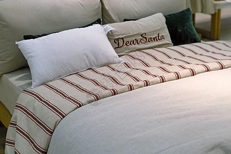 床铺和枕头套有卧床人纺织品假期商业停留床单休息枕头房间毯子床头板图片