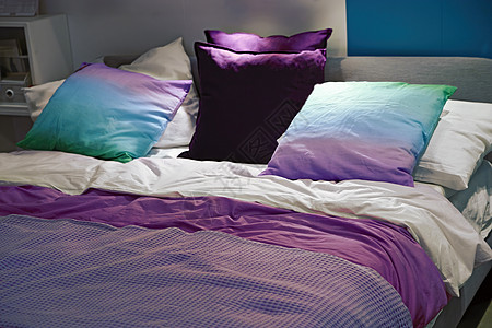 床铺和枕头套有卧床人被单纺织品休息卧室枕头商业床单风格毯子房子图片