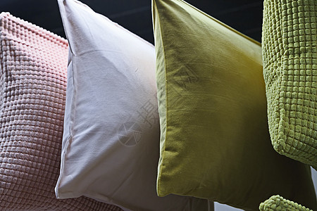 多色羽绒软枕被特写拍摄正方形时间装饰羽毛纺织品产品家具棉布就寝家庭图片