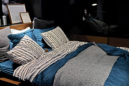 床铺和枕头套有卧床人商业软垫框架房间织物房子被单枕头床头板假期图片
